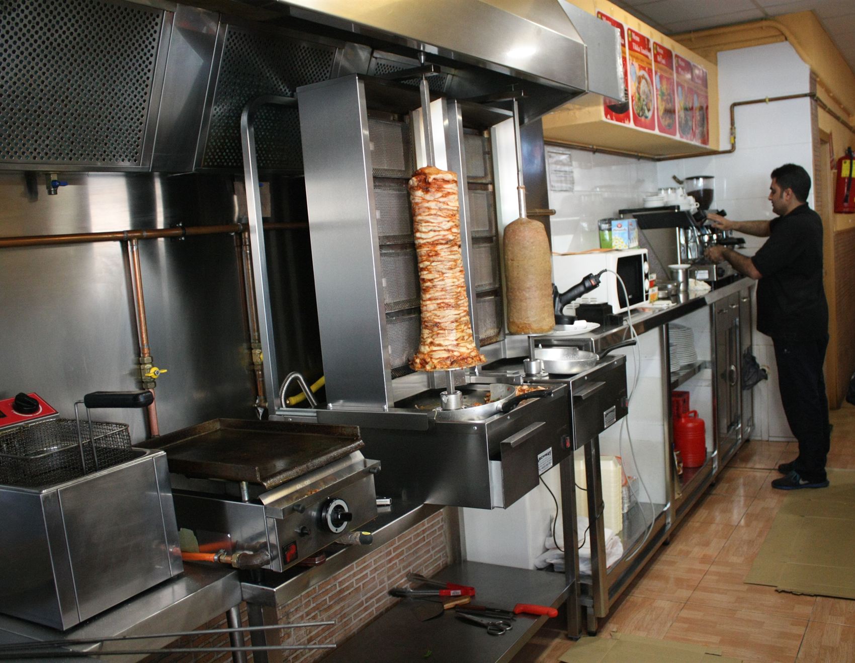 Los asadores de döner en la cocina de Alnoor Kebabish