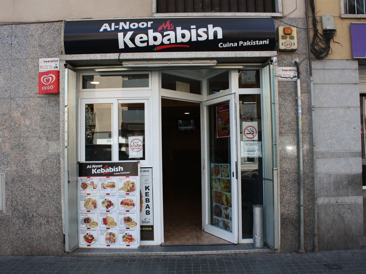 Fachada de Alnoor Kebabish en el Passeig Cristòfol Colom
